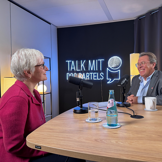 Dr. Andrea Benecke und Dr. Andreas Bartels bei "Talk mit Doc Bartels" Dr. Andrea Benecke und Dr. Andreas Bartels sitzend am Hochtisch im Studio