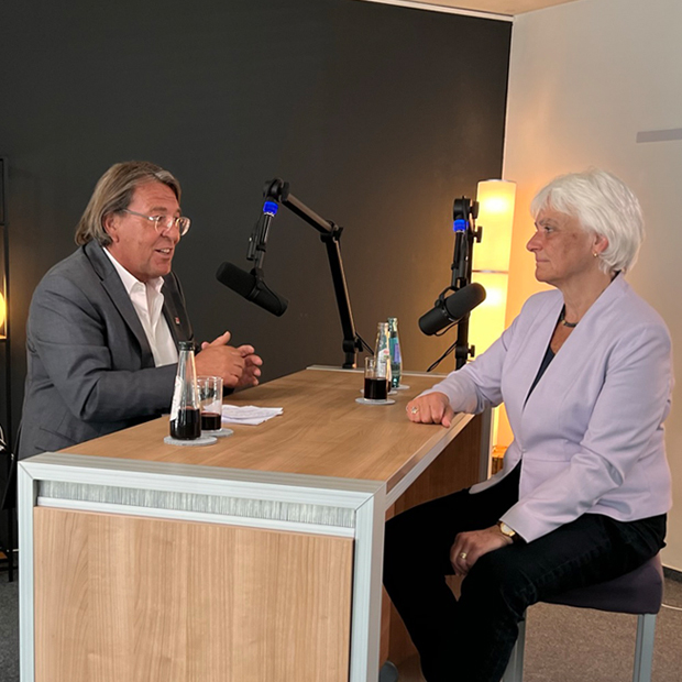 Dr. Andreas Bartels und Dr. Christiane Groß sitzend am Hochtisch im Studio