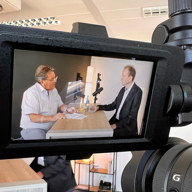 Dr. Andreas Bartels und Prof. Dr. Jan Löhler auf dem Display einer Kamera