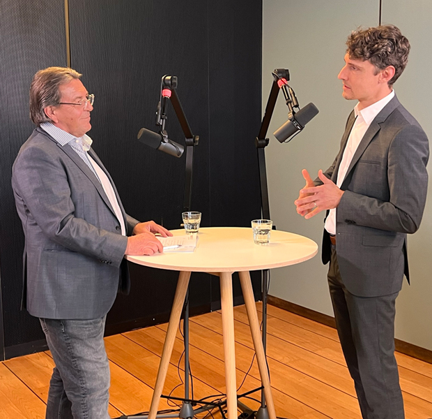 Dr. Andreas Bartels und Prof. Dr. Jonas Schreyögg stehend am Hochtisch im Studio