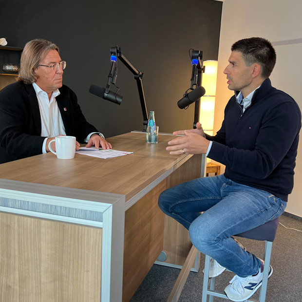 Dr. Andreas Bartels und Dr. Martin Seemann Dr. Andreas Bartels und Matthias Mieves sitzend am Hochtisch im Studio