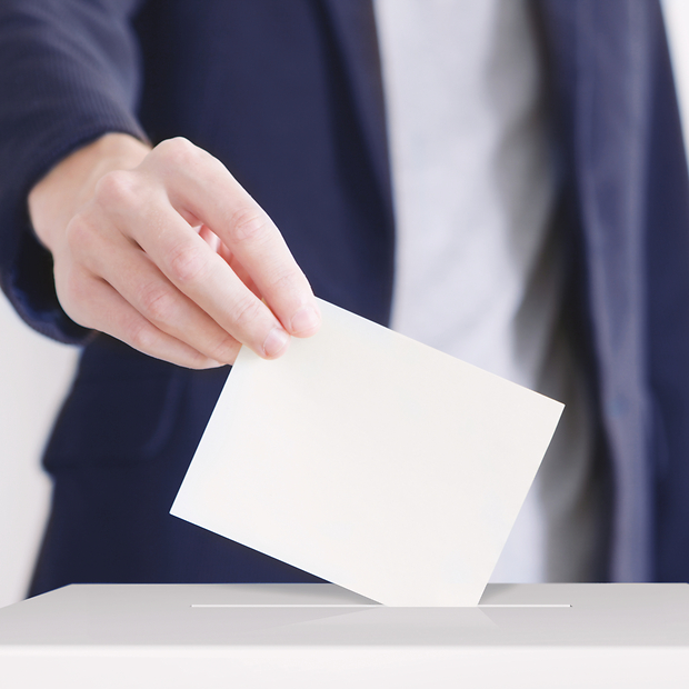 Wahl Männliche Hand wirf Stimmzettel in Urne.
