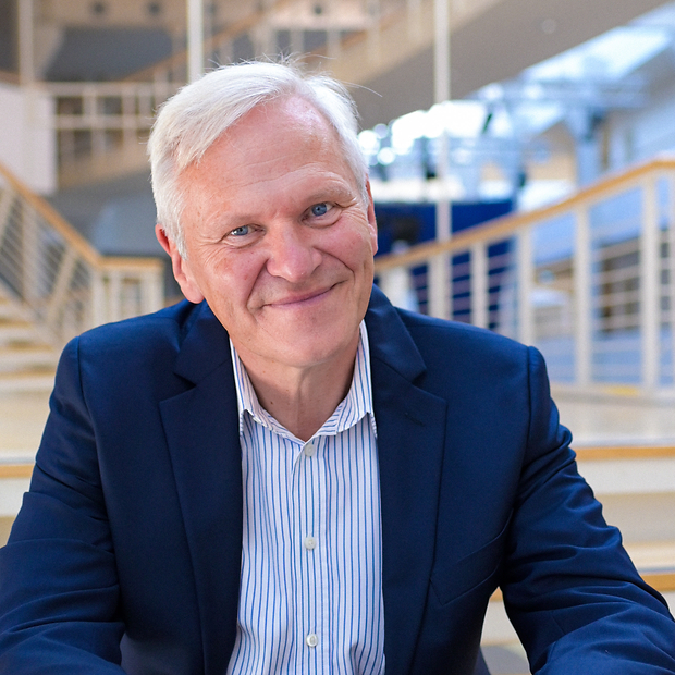 Mann mittleren Alters in Jacket und Hemd, lächelt freundlich