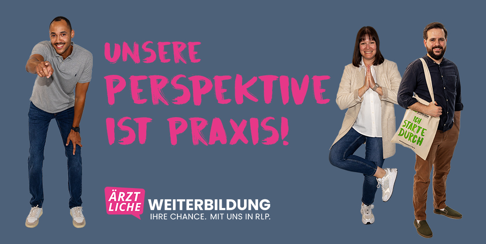 Unsere Perspektive ist Praxis! | Ärztliche Weiterbildung in Rheinland-Pfalz 3 junge Leute, lächelnd, stehend, legere Kleidung, in der Mitte Text unsere Perspektive ist Praxis