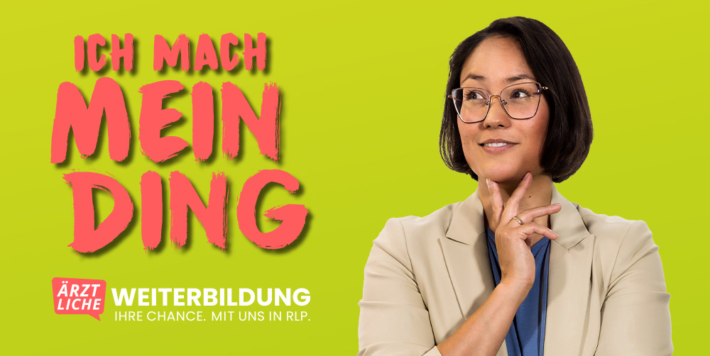 Lächelnde junge Frau mit Bob-Frisur, Hand am Kinn, kecker Blick und Text ich mach mein Ding