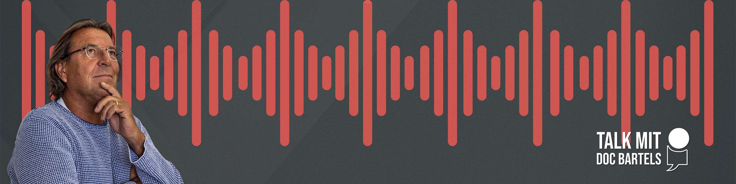 Älterer Mann, nachdenklich mit Hand unterm Kinn, vor Audiowellen