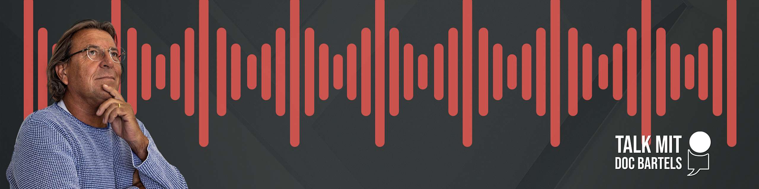 Älterer Mann, nachdenklich mit Hand unterm Kinn, vor Audiowellen