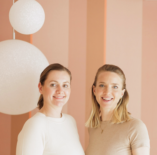 Dr. Anna Sohn und Dr. Rebecca Thonke Zwei Frauen schauen lächelnd in die Kamera. Sie sind um die 30 Jahre alt.