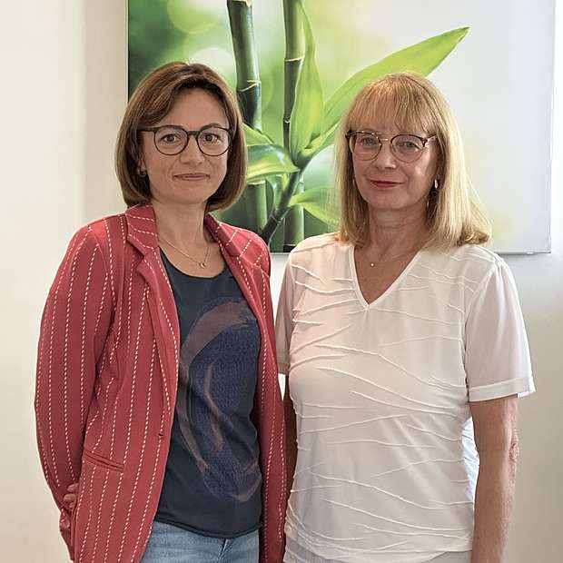 Susanne Berger (l.) und Dr. Christel Werner (r.) Zwei Frauen mittleren Alters lächeln in die Kamera.