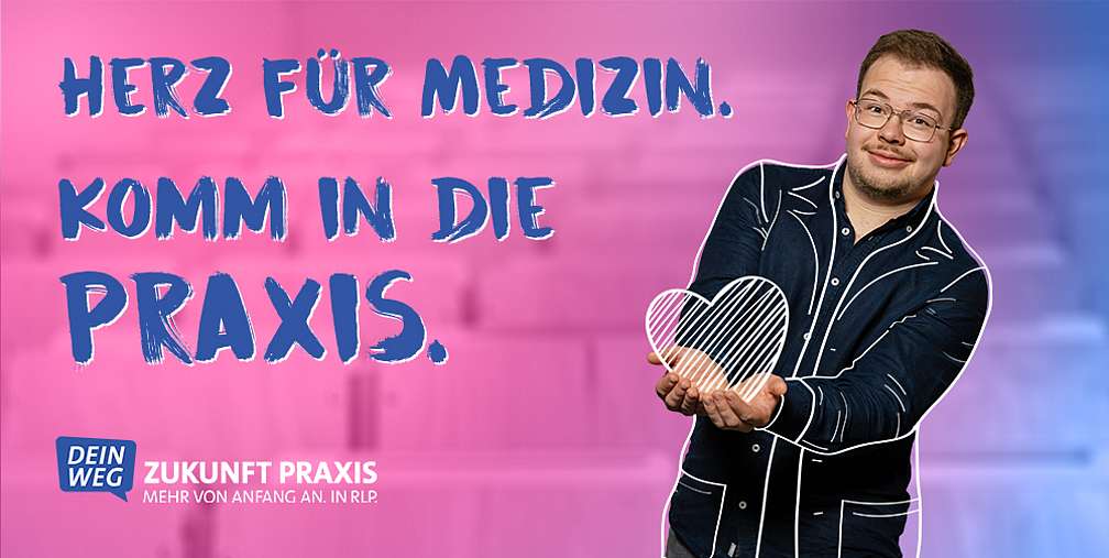 junger Mann lächelnd, gezeichnetes Herz in den Händen, Text Herz für Medizin. Komm in die Praxis.