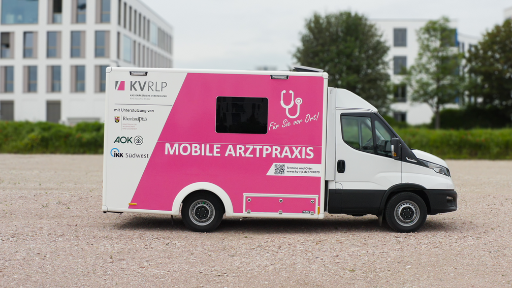 Mobile Arztpraxis Außenansicht eines Transporters mit Kastenaufbau mit Schriftzug mobile Arztpraxis