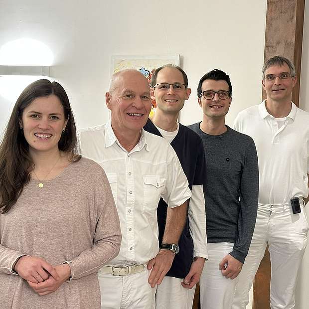 Cornelia Horsch, Dr. Joachim Bürstner, Dr. Jonas Hofmann-Eifler, Jens Gieger und Dr. Nils Bollmann (v. l.) 4 Männer und 1 Frau mittleren Alters lächeln in die Kamera.