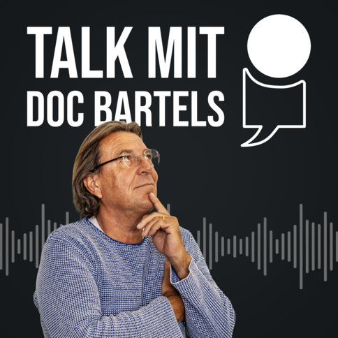 Podcast talk mit Doc Bartels Schriftzug Talk mit Doc Bartels über Mann mittleren Alters in nachdenklicher Pose