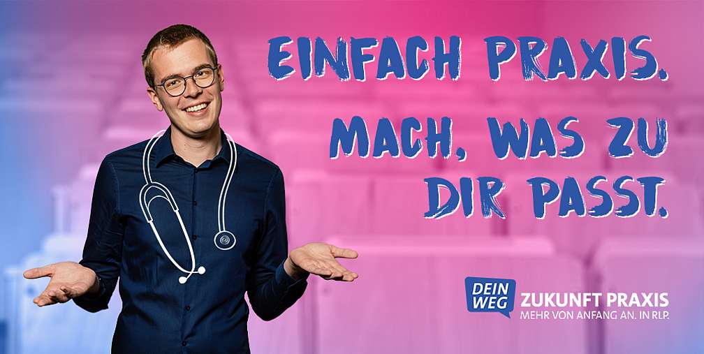 junger Mann lächelnd, Stethoskop um den Hals, Text Einfach Praxis. Mach, was zu dir passt.