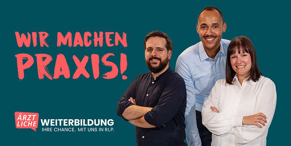Wir machen Praxis! | Ärztliche Weiterbildung in Rheinland-Pfalz 3 junge Leute, 1 Frau, 2 Männer, lächelnd, stehend, legere Kleidung, mit Text wir machen Praxis