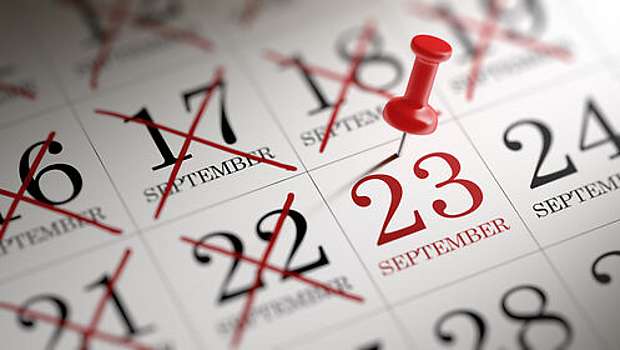 23. September (C) xtock/Adobe Stock Ausschnitt Wandkalender mit Pin auf 23. September