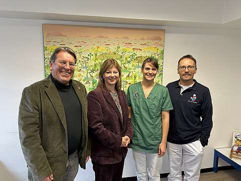 Besuch in der Koblenzer Kinderarztpraxis Zu sehen Dr. Andreas Bartels, Nicole Steingaß, Regina Siech und Dr. Steffen Ruess (v. l.)