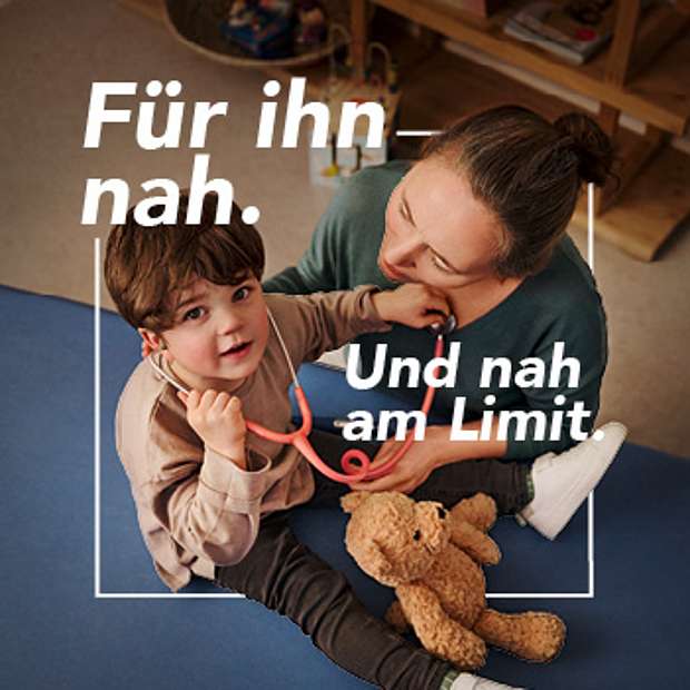 Ärztin, die einen Jungen untersucht, und Text Für ihn nah. Und nah am Limit